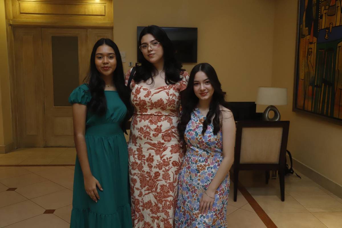 Seniors de la Future Path celebran previo a su graduación