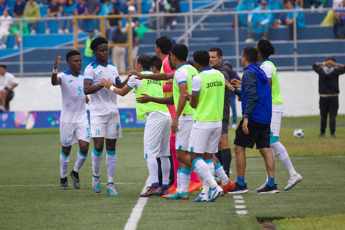 Los jugadores de Honduras celebrando el gol de Jonathan Núñez.