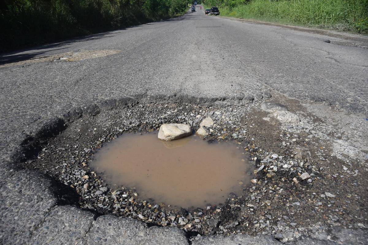Los baches que están a lo largo de los 168 kilómetros de carretera entre La Ceiba y Trujillo han provocado accidentes en algunos casos con muertos.