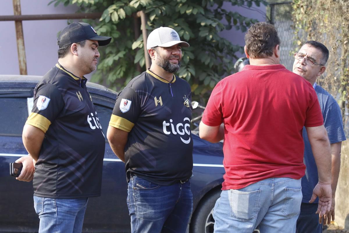 Ricardo Elencoff y Elías Nazar charlaron antes del partido en Tocoa.