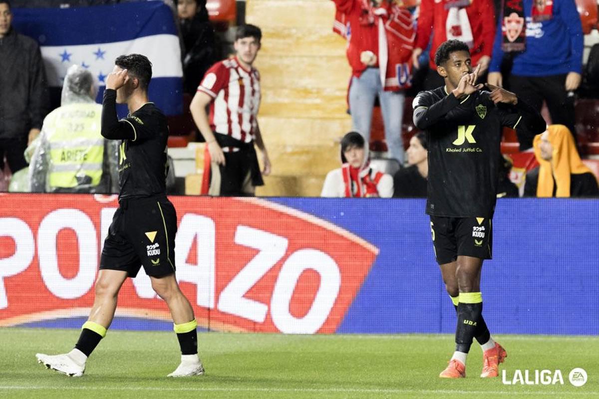 ‘Choco‘ Lozano celebrando su gol y en el fondo una bandera de Honduras.