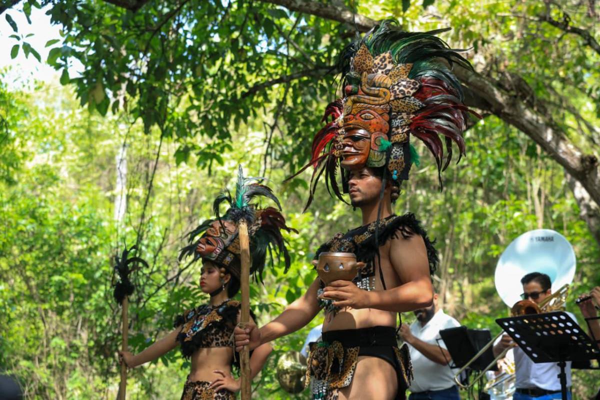 Asfura participa en liberación de guacamayas rojas y destaca la riqueza natural de Honduras