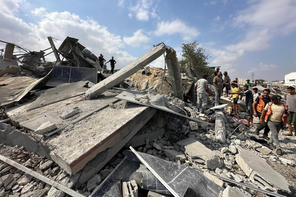 Así quedó la zona del bombardeo, por el cual murieron 15 miembros de una familia en el centro de Gaza.