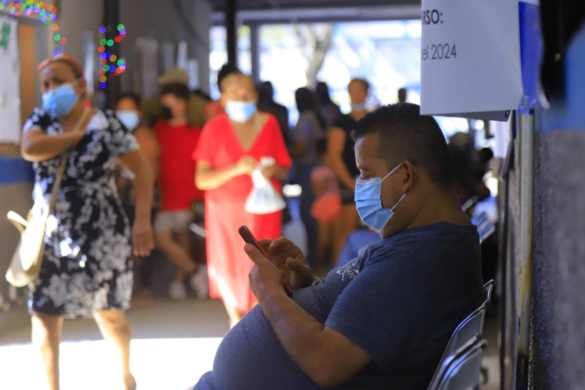 Positividad covid sube a 25%, pero hospitalización y casos graves son bajos