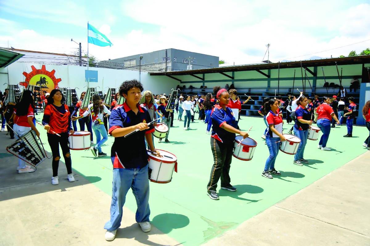 Los ritmos folclóricos deben prevalecer en desfiles patrios