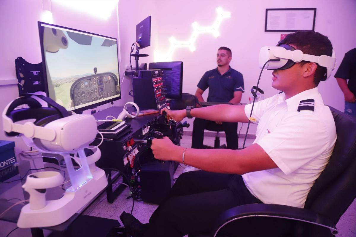 En el simulador los aspirantes a piloto realizan sus prácticas antes de hacerlas en un avión real.