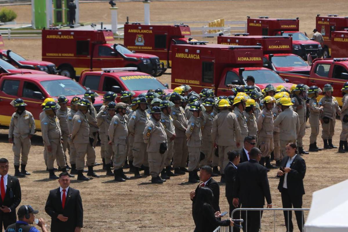La entrega de los vehículos y equipo para los Bomberos se da en un momento en el que se combate un incendio que ha consumido más de 600 hectáreas de bosque en el Parque Nacional La Tigra, en Tegucigalpa.