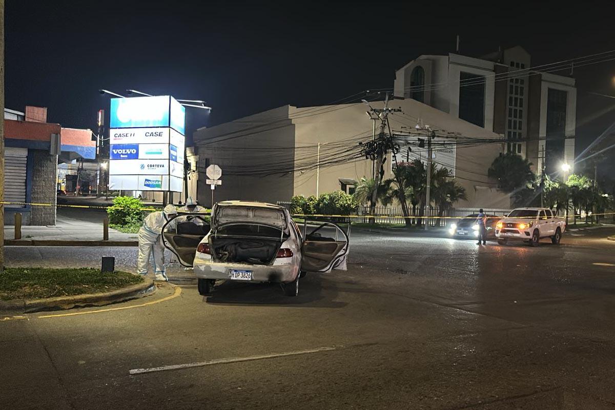 El taxi es inspeccionado por agentes de la Dirección Policial de Investigación (DPI).