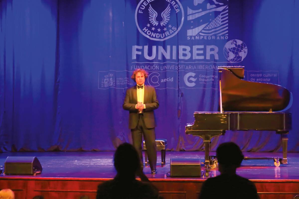 El pianista José Nieto da brillante concierto en San Pedro Sula