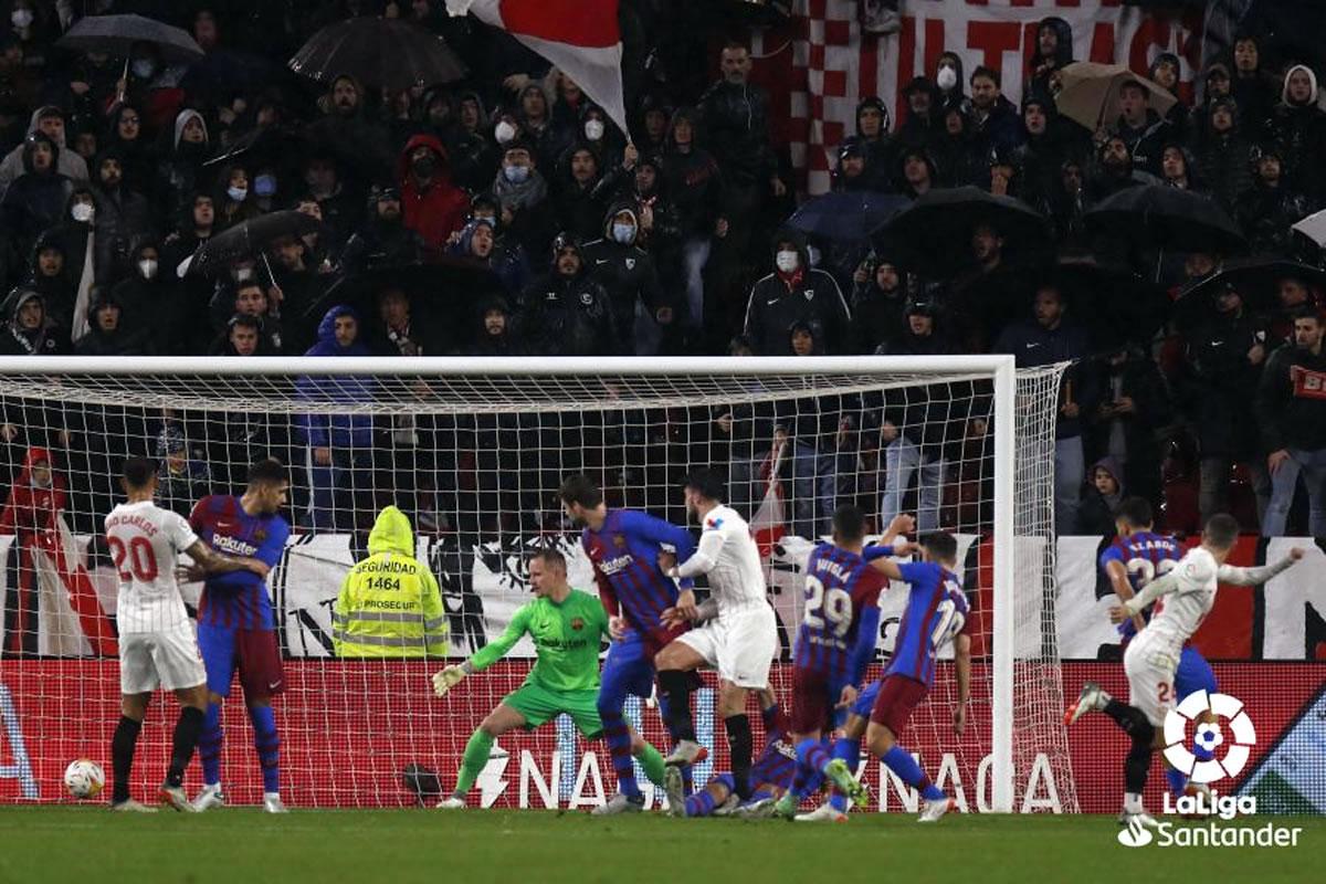 El momento del gol del ‘Papu‘ Gómez para el 1-0 en el partido.