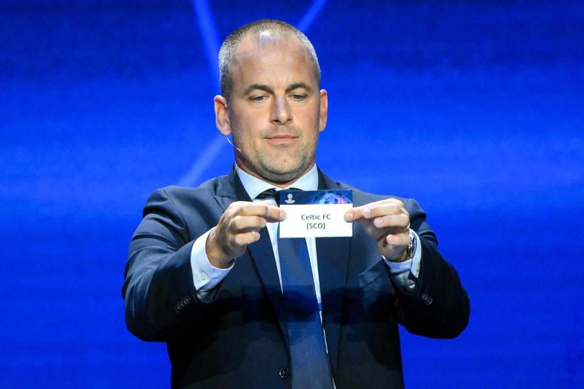 El exfutbolista inglés Joe Cole sacó el nombre del Celtic en el sorteo.