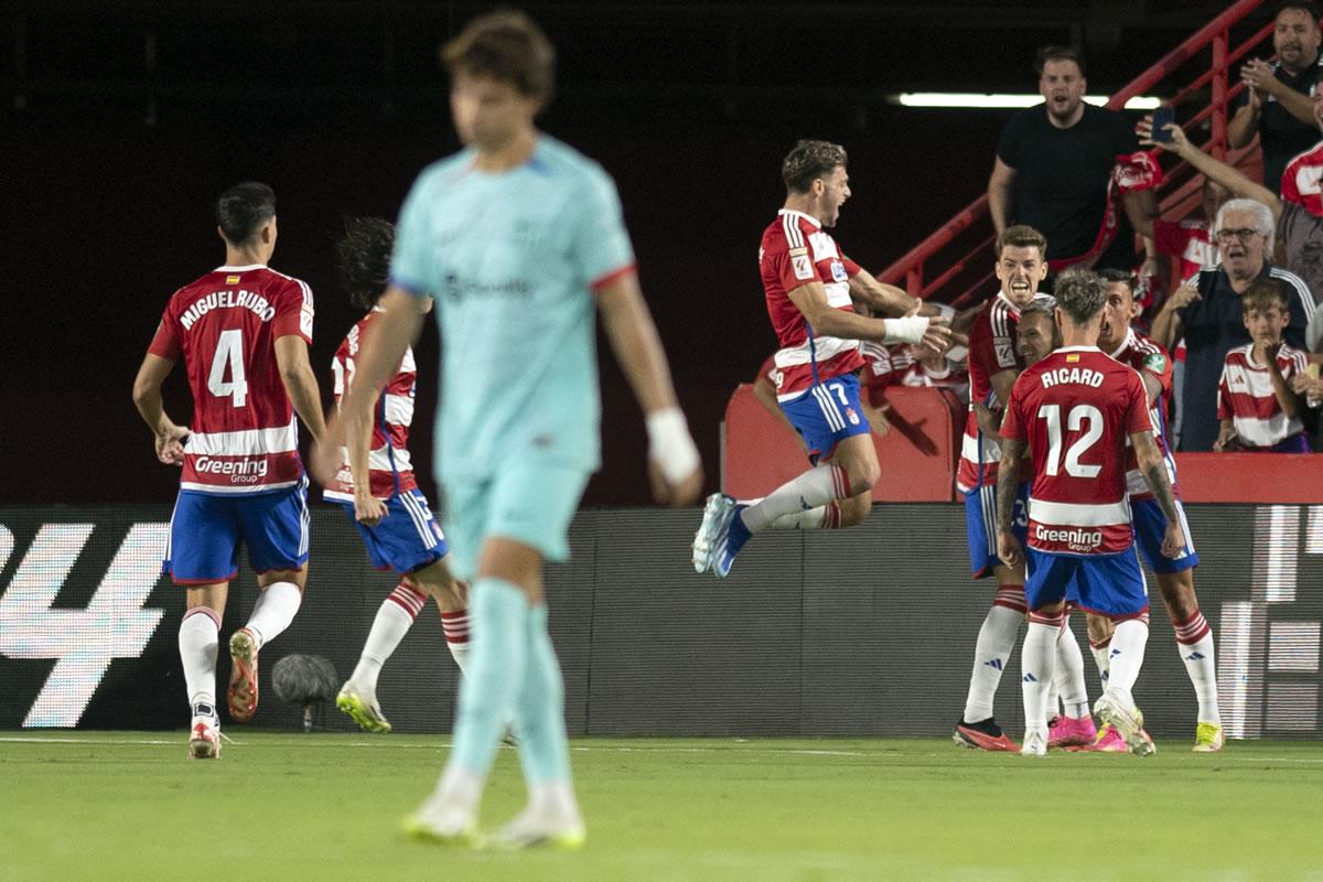 Bryan Zaragoza celebra con sus compañeros el gol que hizo a los 17 segundos ante el Barcelona.