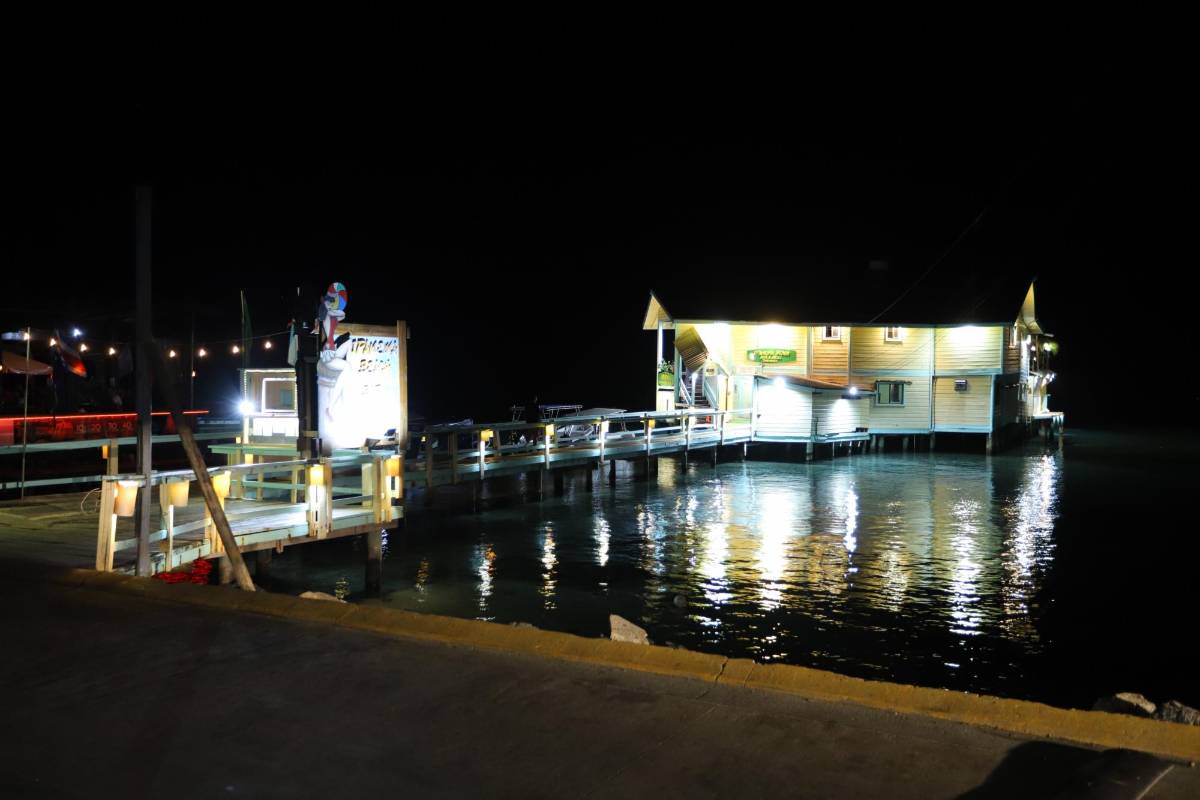 Roatán, la isla hondureña que nunca duerme por su vibrante vida nocturna y turismo