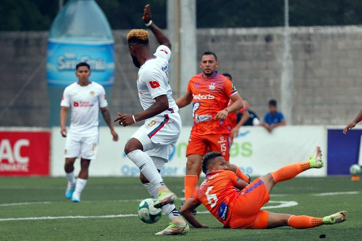 Jorge Benguché dejó en el suelo a Eduard Reyes en esta jugada.