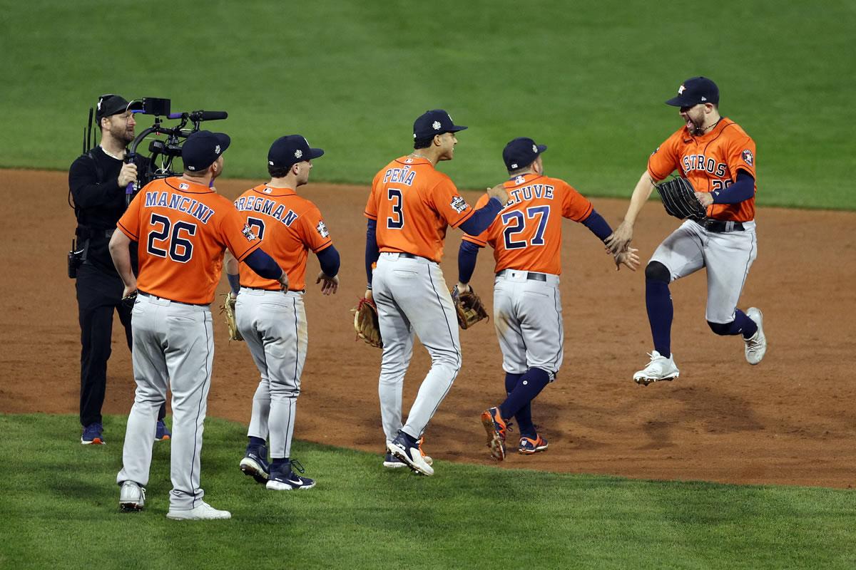 Los Astros de Houston quedaron a un triunfo de llevarse la Serie Mundial de Béisbol.