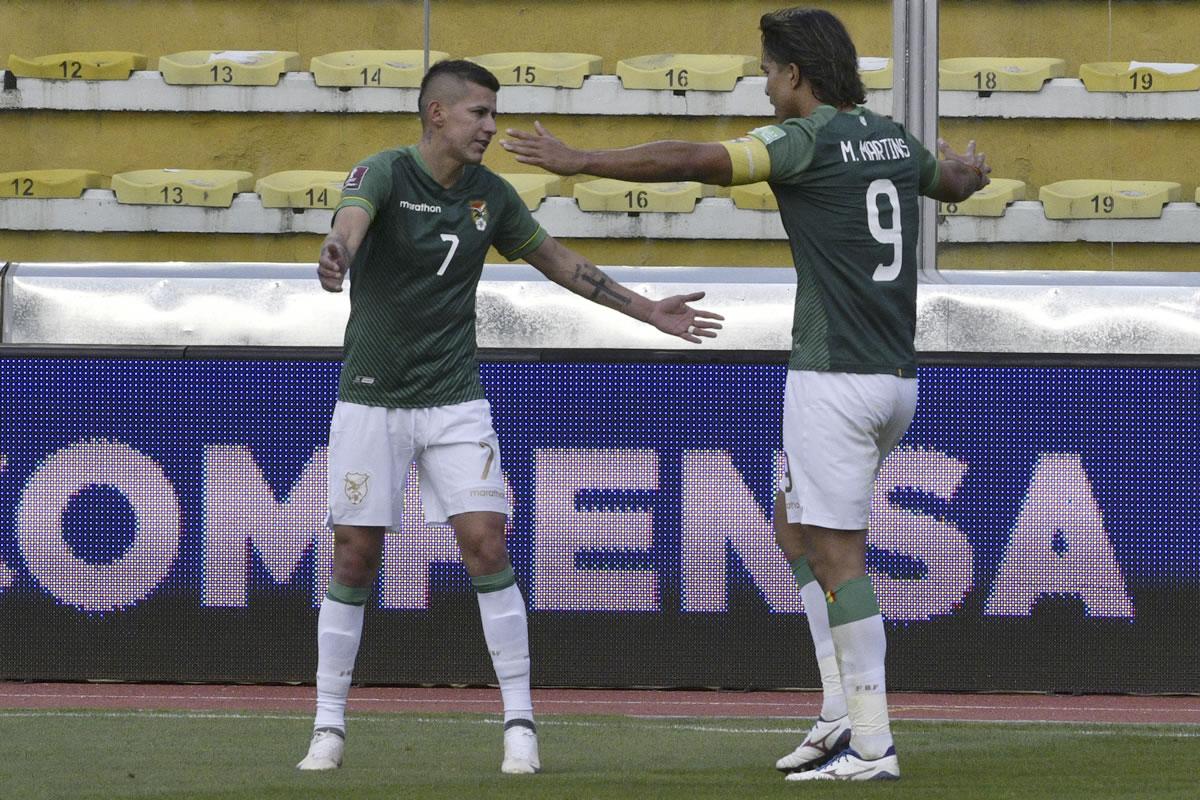 Juan Carlos Arce y Marcelo Martins Moreno celebrando un gol ante Uruguay.