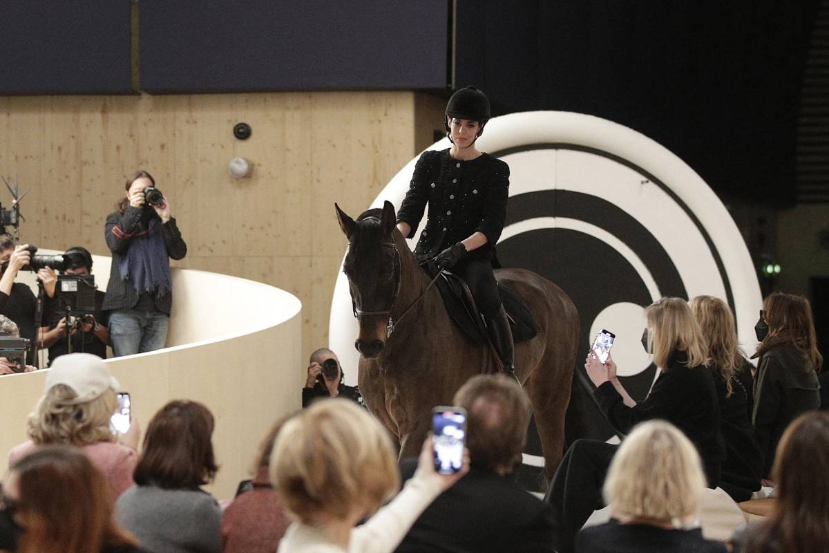 Chanel conquista el desfile de Alta Costura con jinetes a caballo