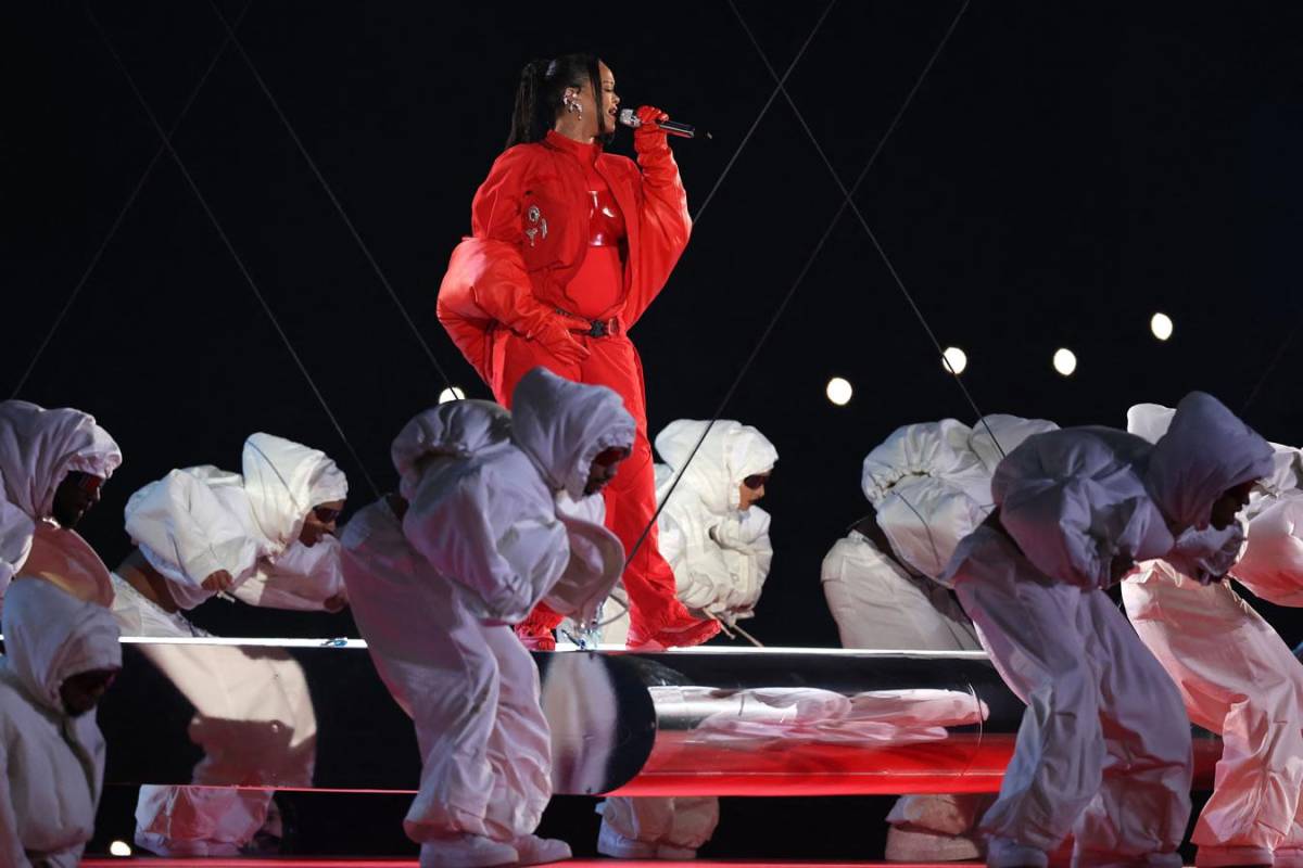 Rihanna comenzó su show en una plataforma elevada sobre el campo de juego.