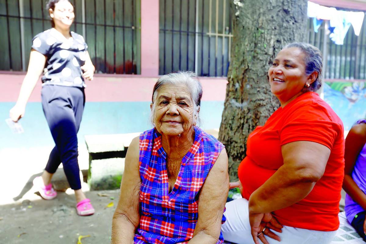 María Figueroa y su tía de 81 años conversan con LA PRENSA.