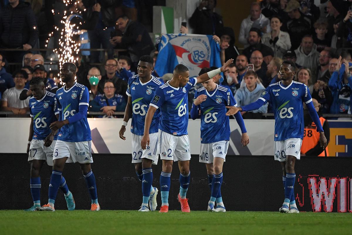 Los jugadores del Racing de Estrasburgo celebrando el gol del empate 3-3.