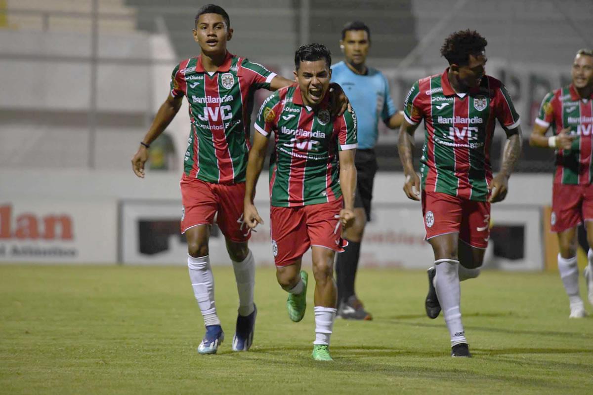 Isaac Castillo gritando su gol que abrió el marcador en Comayagua.