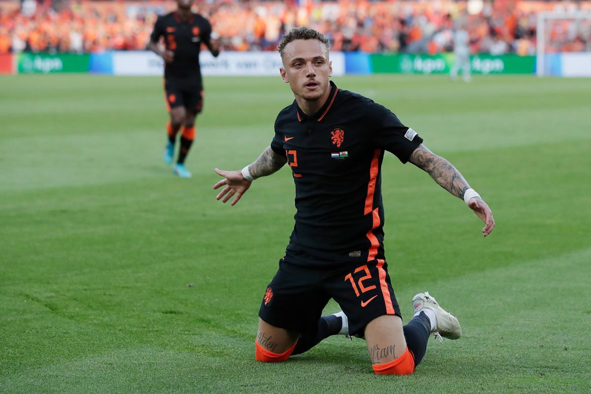 Noa Lang puso por delante a Holanda en el duelo contra Gales.