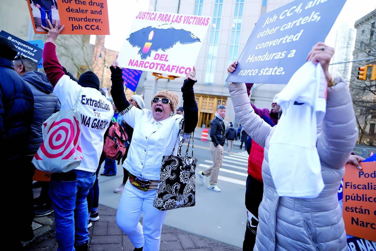 Hondureños celebran veredicto afuera de la corte