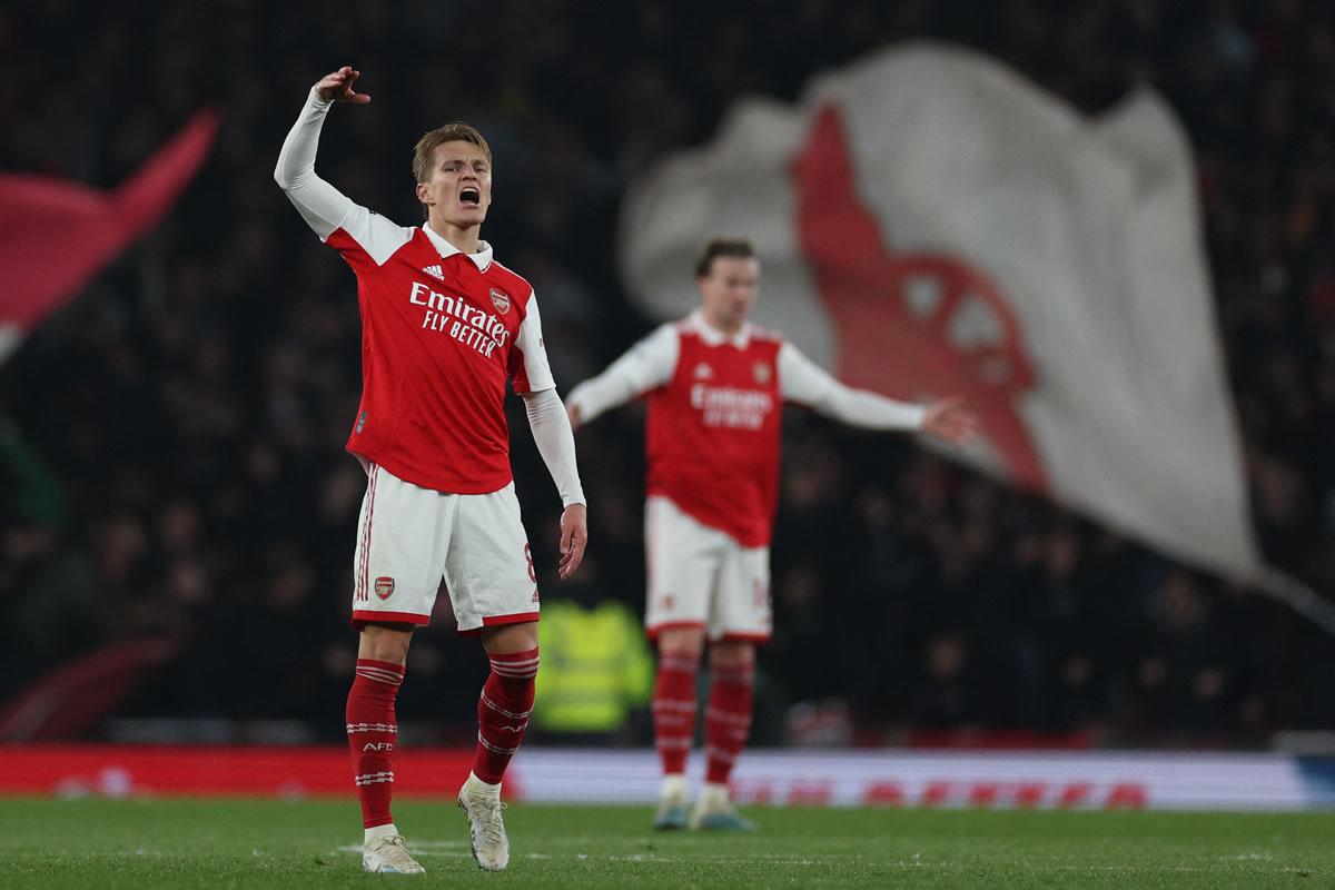 Martin Odegaard marcó uno de los goles para salvar al Arsenal de la derrota.