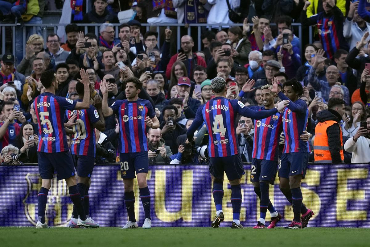 Raphinha celebra con sus compañeros el gol que marcó para el triunfo del Barcelona ante el Valencia.