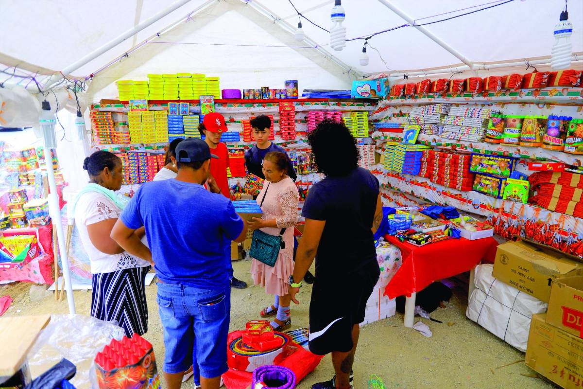 Nadie controla la producción y venta de cohetes “tumbacasas” en el valle