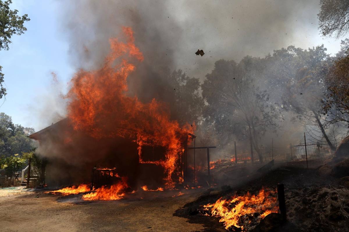 Gigantesco incendio avanza en California dejando destrucción de viviendas