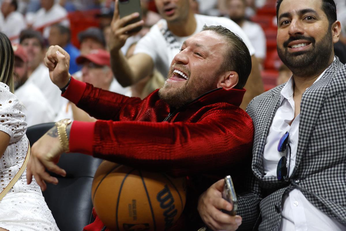 Conor McGregor se mostró muy emocionado en el juego de las Finales de la NBA.