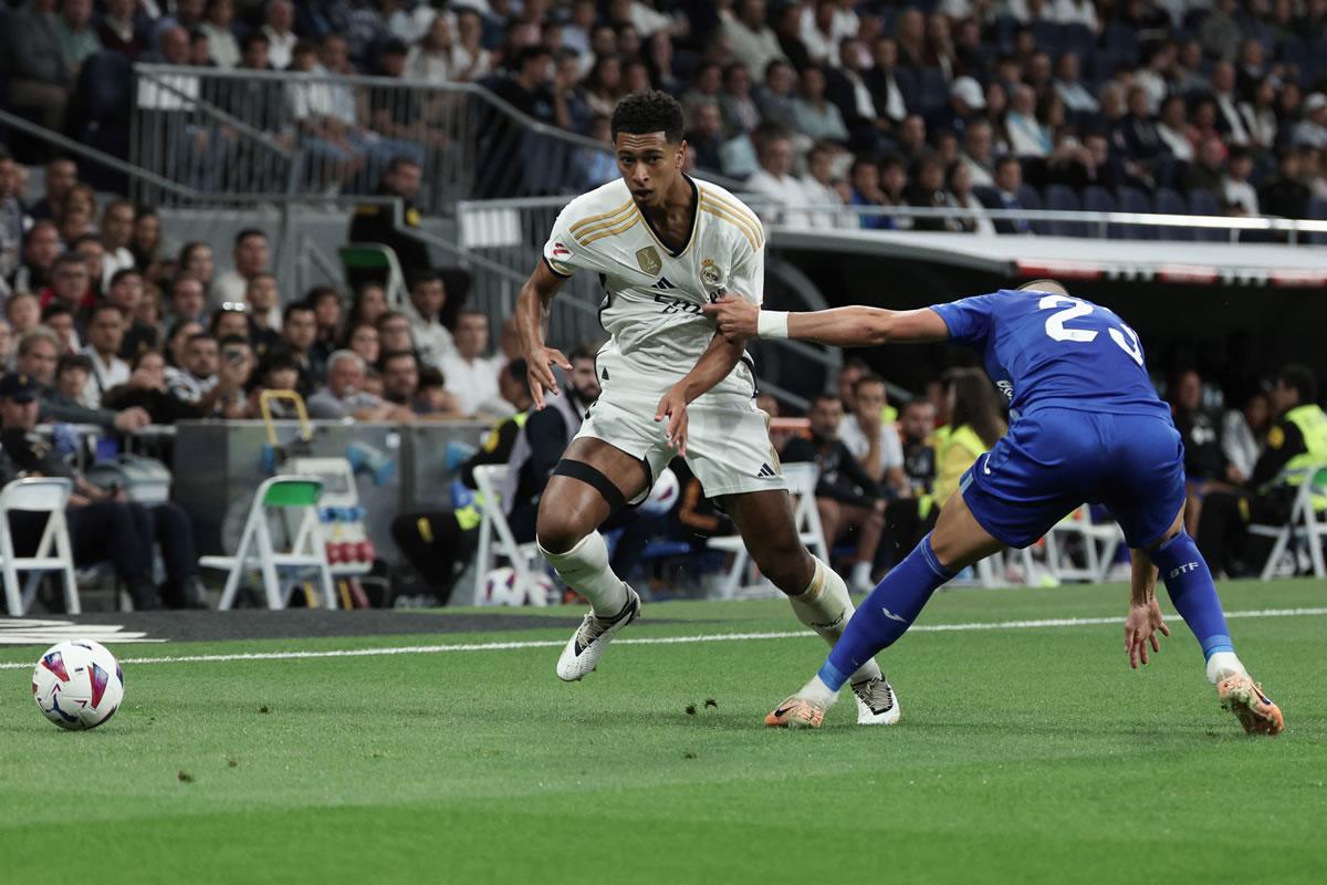 Jude Bellingham superando la marca del defensa serbio del Getafe, Stefan Mitrovic.