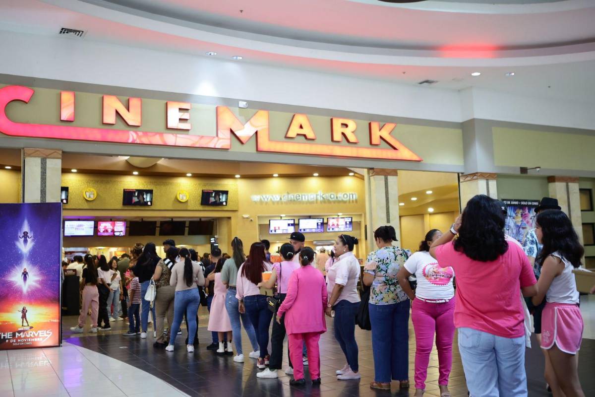 Largas filas hicieron los sampedranos para ingresar a las salas de cine.