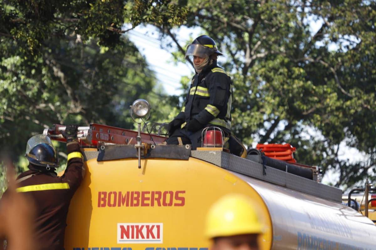 Impactantes imágenes del feroz incendio que arrasó con empresa en Choloma