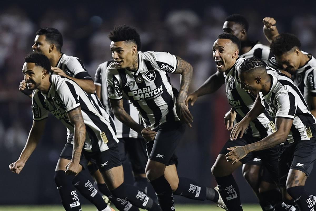 Jugadores de Botafogo celebran al ganar la serie de penales al Sao Paulo en el partido de vuelta de cuartos de final de la Copa Libertadores.