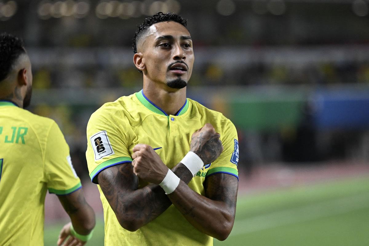 Raphinha celebrando el 2-0 de la selección brasileña.