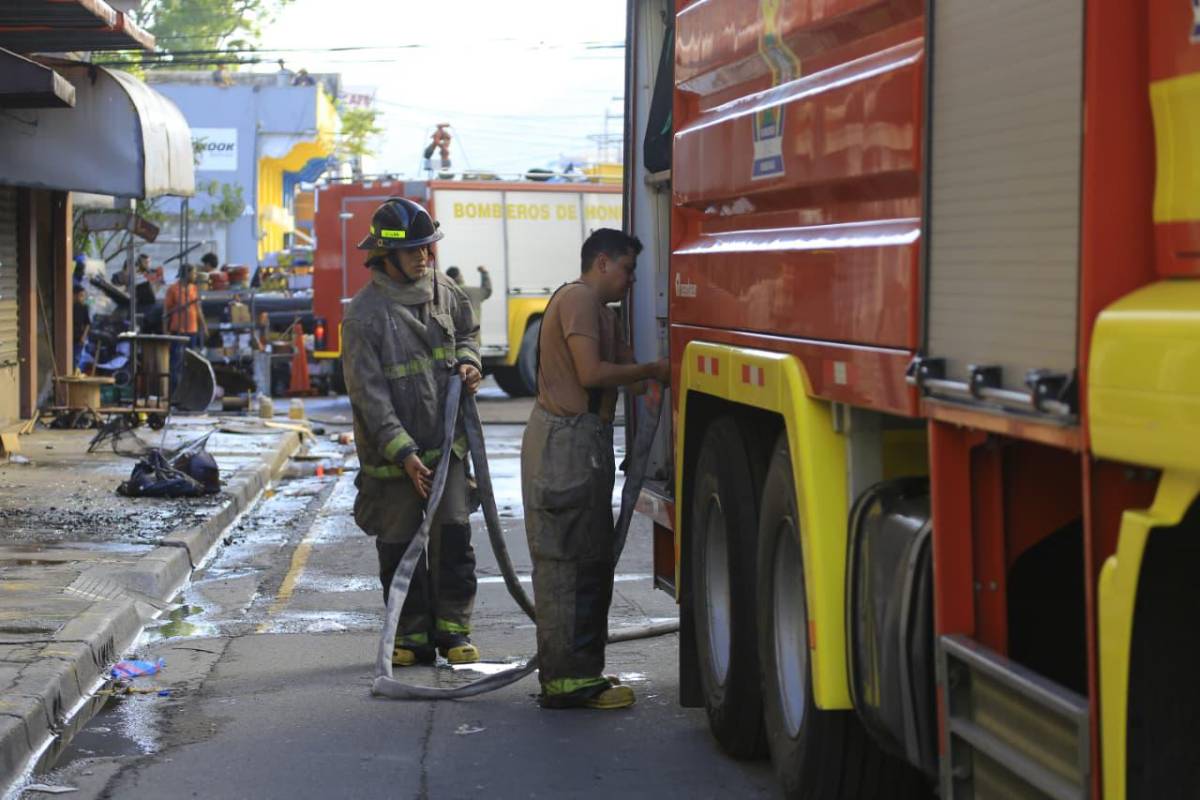 Fotos del feroz incendio que arrasó con edificio en San Pedro Sula