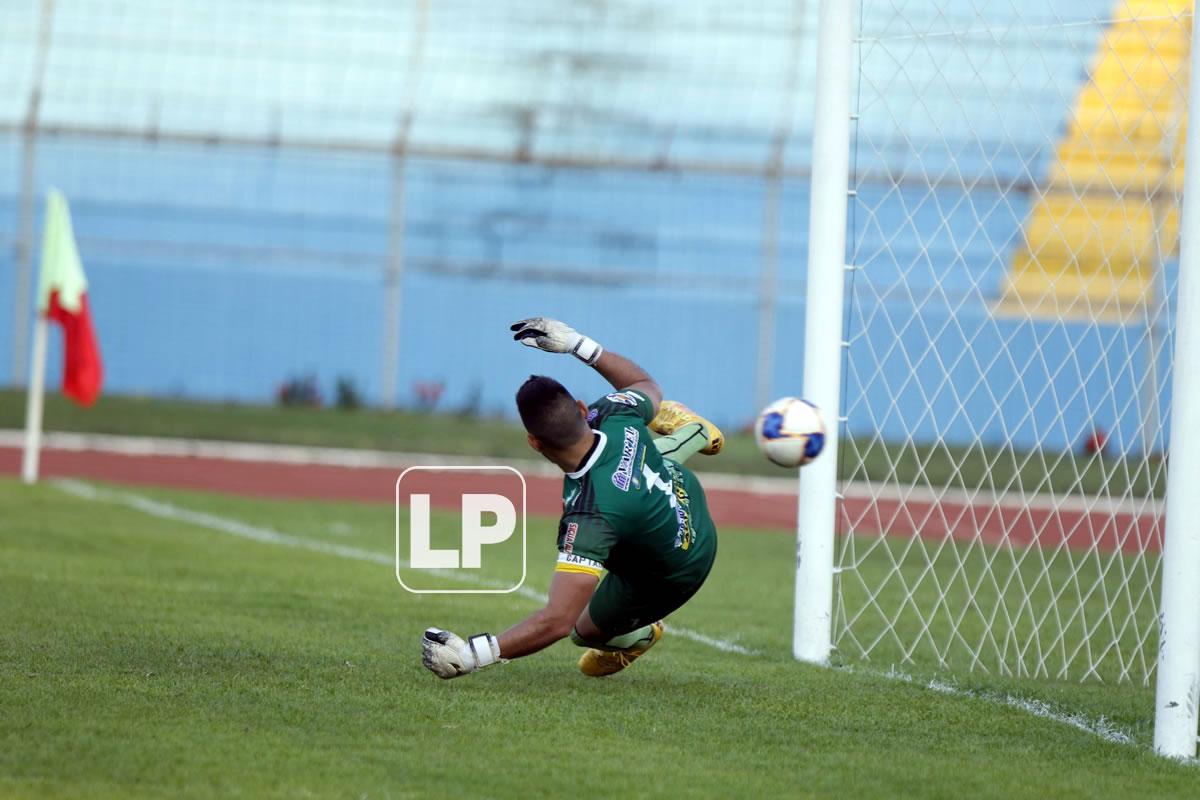 El portero del Atlético Independiente no pudo detener el penal de Carlo Costly.