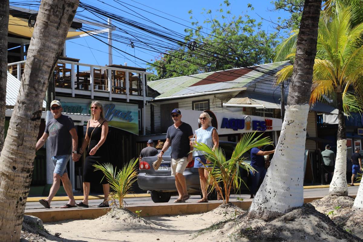 Roatán, la isla hondureña que nunca duerme por su vibrante vida nocturna y turismo