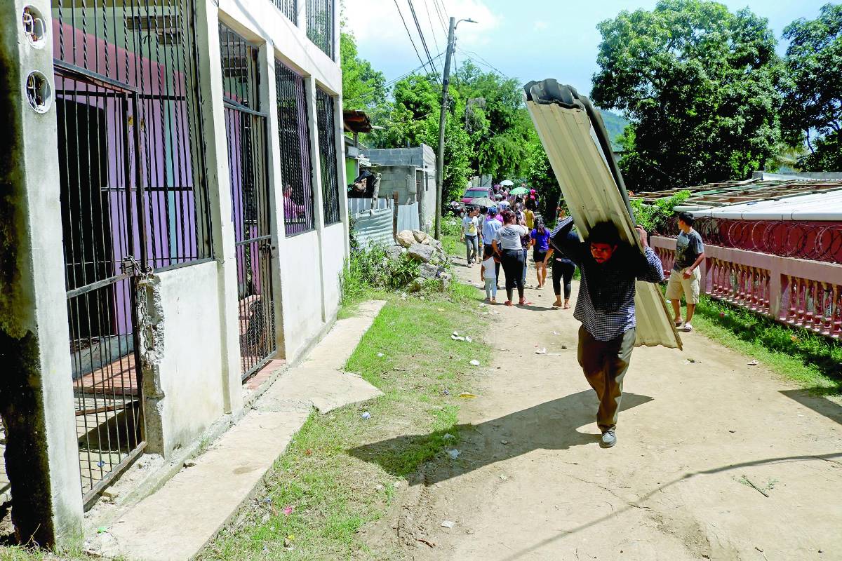 Desalojan a familias en riesgo por falla en Villanueva, Cortés