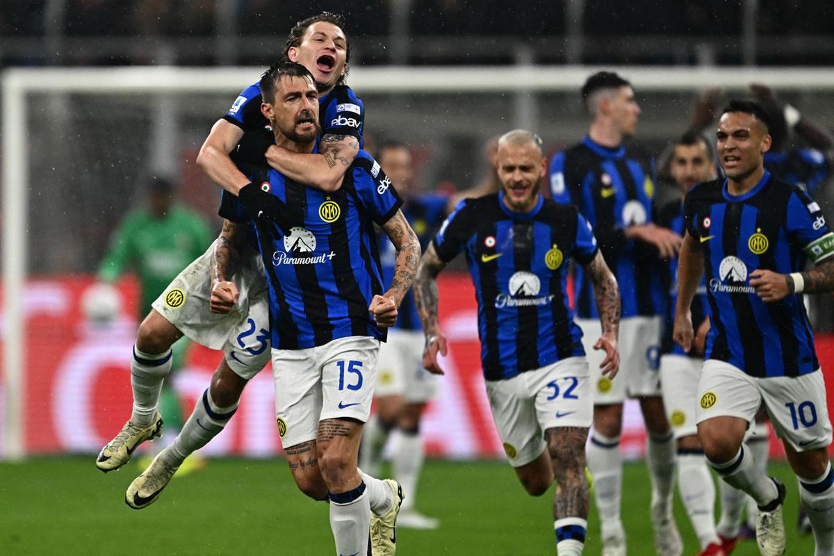 Francesco Acerbi puso a ganar al Inter temprano en el partido. Lo celebraron a lo grande.