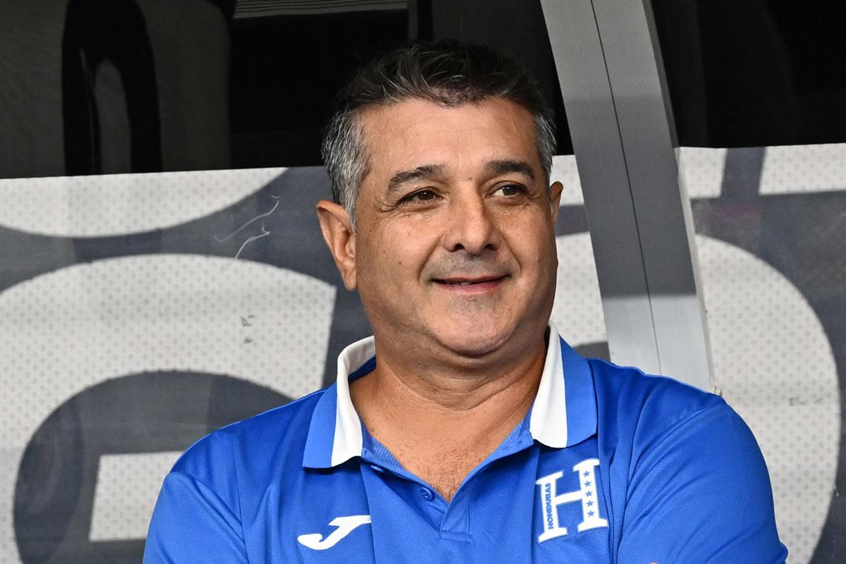 Diego Vázquez sonriendo antes del partido contra Qatar.