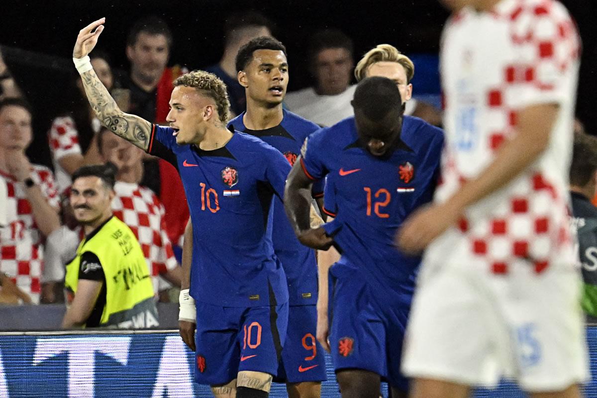 Noa Lang mandó el partido al tiempo extra con su gol.