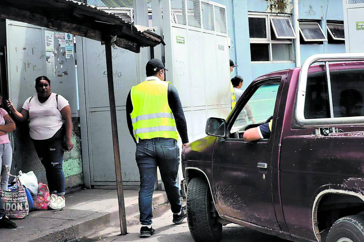 Cuestionan que seguridad en hospitales esté bajo control de los colectivos de Libre