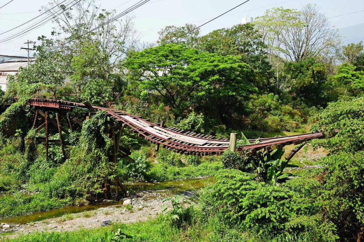 El puente del tren sobre el río Bermejo en San Pedro fue destruido por alguna crecida; la vía ahora yace retorcida.
