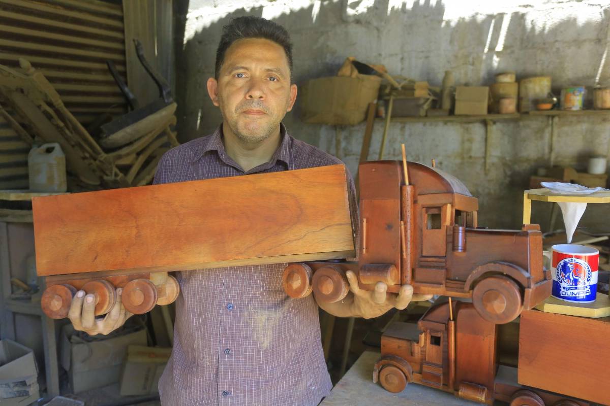 Sampedrano es invitado a exponer sus artesanías en bazar de Miami, Florida