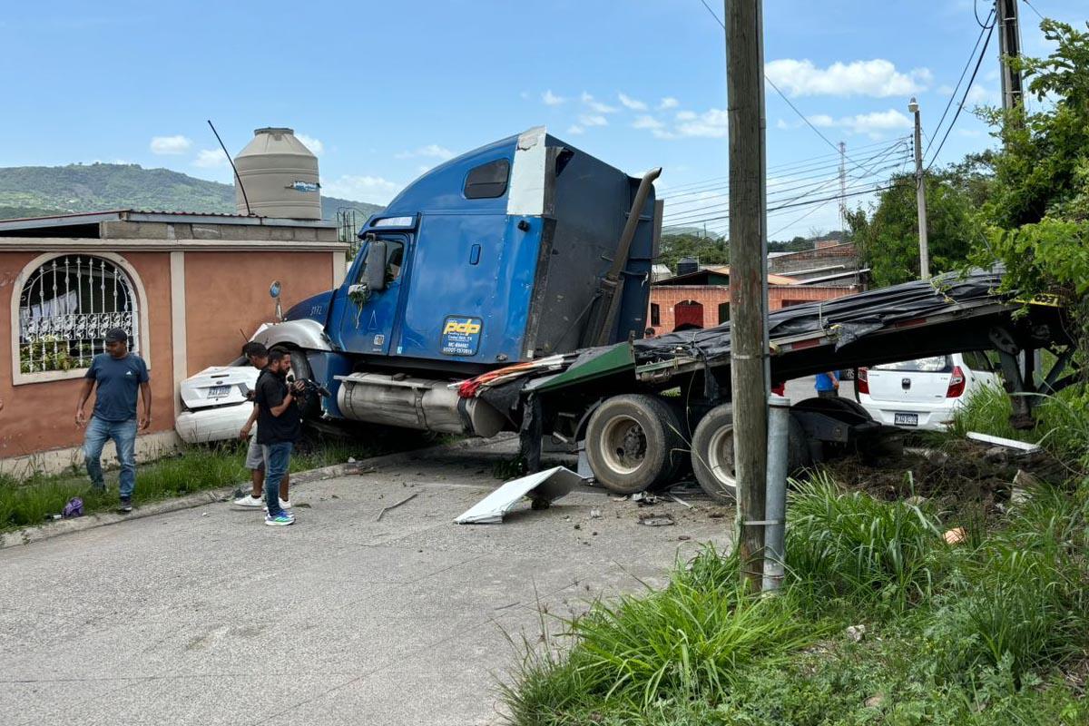 La rastra aplastó un carro turismo blanco.