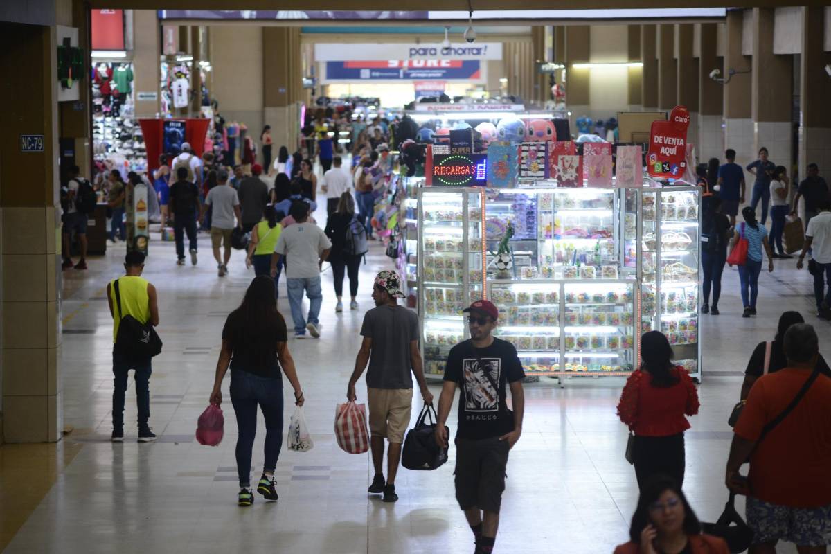 Así lucen las terminales aéreas y terrestres durante el Feriado Morazánico
