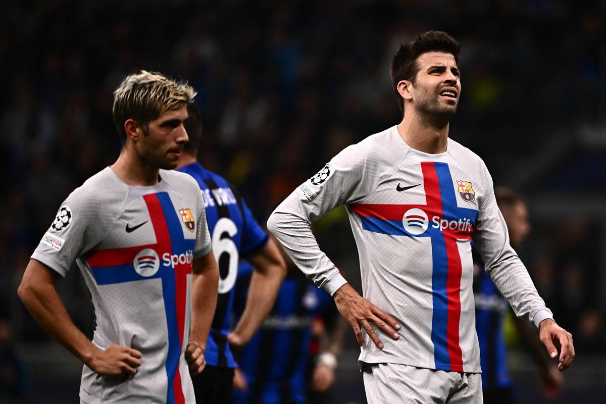 Sergi Roberto y Gerard Piqué se lamentan tras la derrota del Barcelona.